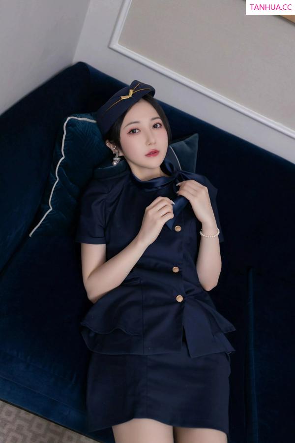 鱼子酱fish  [XiuRen]高清写真图 2025.04.11 No.10142 鱼子酱Fish 空姐制服第29张图片